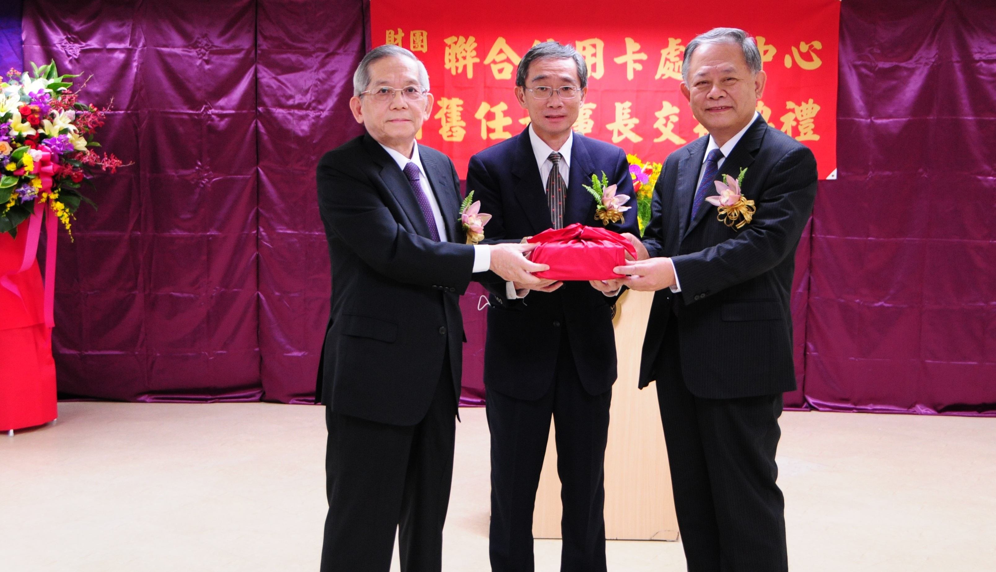 聯卡中心「董事長交接典禮」,劉前董事長燈城(左),陳監察人在淮(中),張董事長雲鵬(右)。 聯卡中心「董事長交接典禮」,劉前董事長燈城(左),陳監察人在淮(中),張董事長雲鵬(右)。